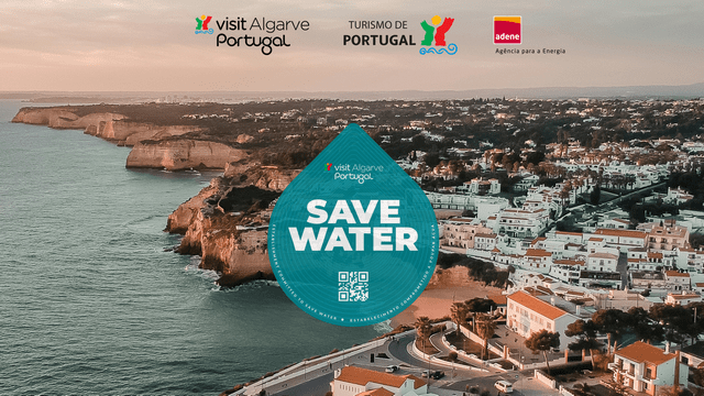 Vista aérea da costa do Algarve com falésias e o mar à esquerda, e uma cidade branca com ruas sinuosas à direita. No centro da imagem, sobreposta, encontra-se uma grande gota azul com o texto “Save Water” e logótipos das entidades envolvidas: Visit Algarve, Turismo de Portugal e ADENE – Agência para a Energia.