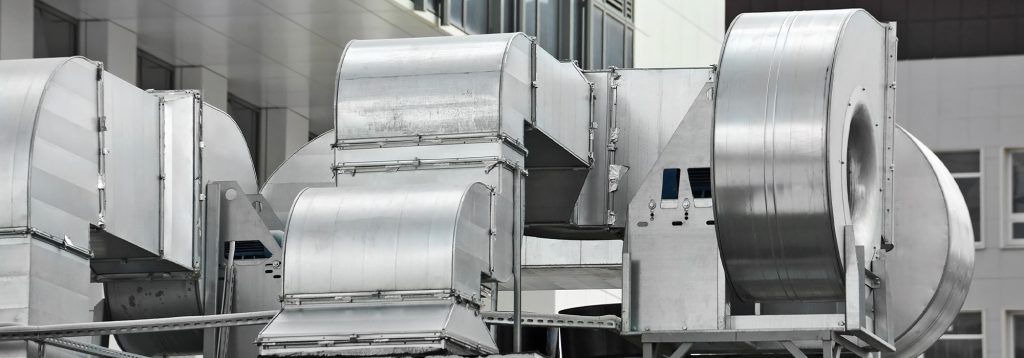 Condutas de ventilação de um edifício de serviços