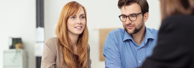 Casal num espaço de atendimento publico presencial