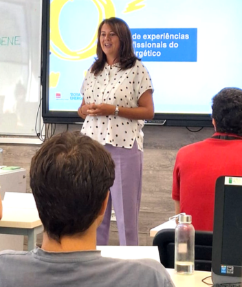 Ana Paula Rodrigues, vice-presidente da ADENE, realiza uma apresentação na escola de verão ADENE-2025