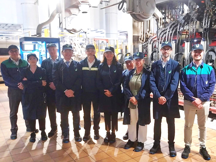 Equipa da ADENE visita a fábrica da Vidrala, e veste-se com batas e chapéus protetores